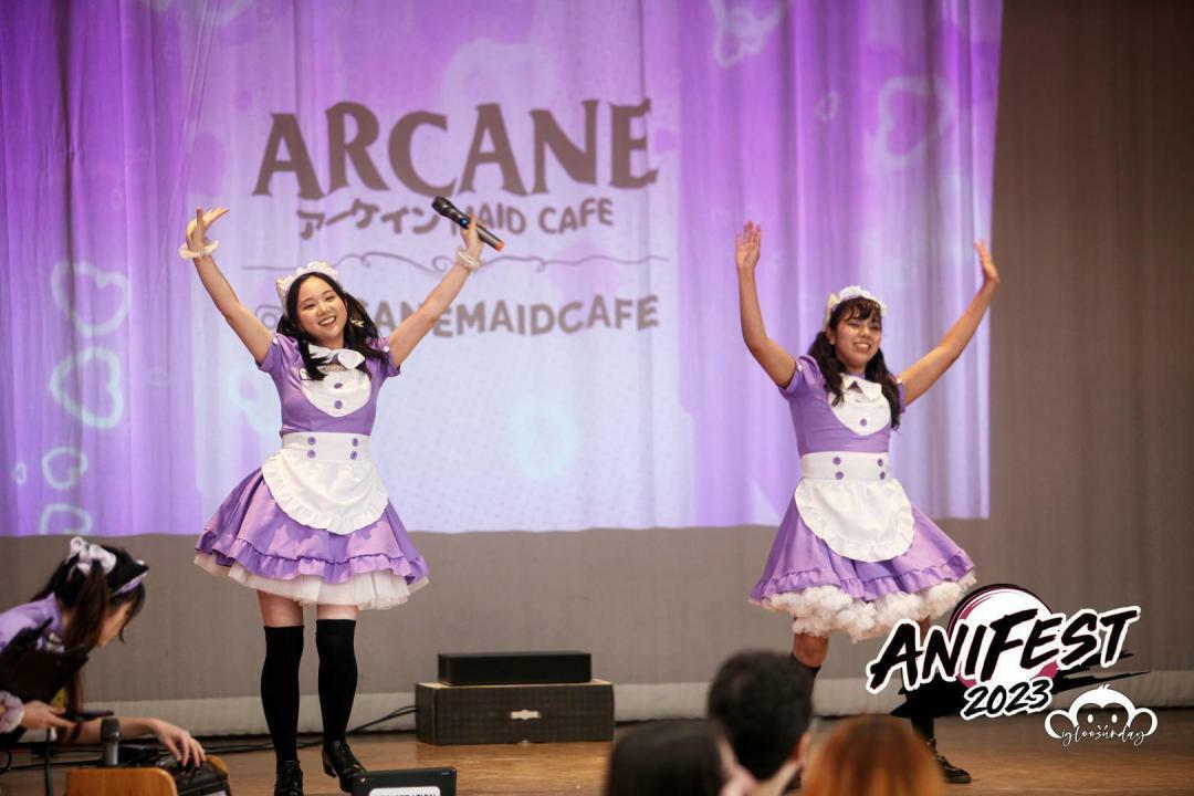 Maids dancing on stage to the cafe audience!