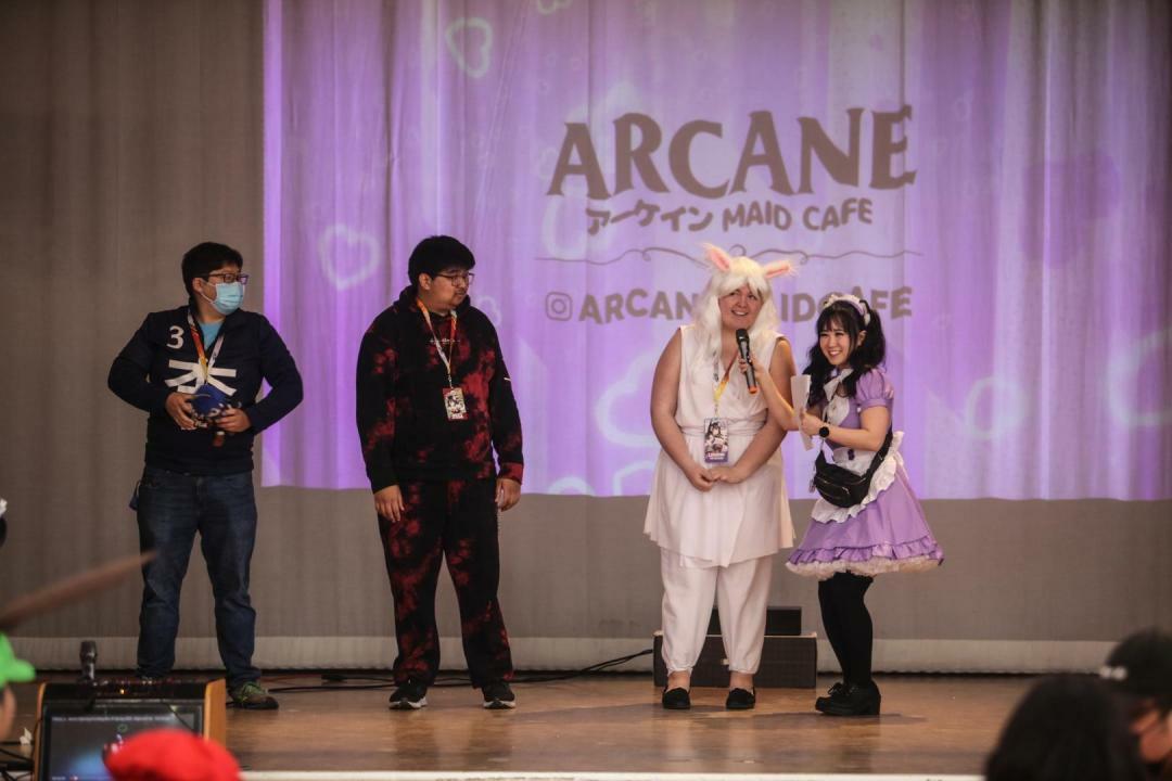 Guests go on stage to participate in a maid cafe challenge!